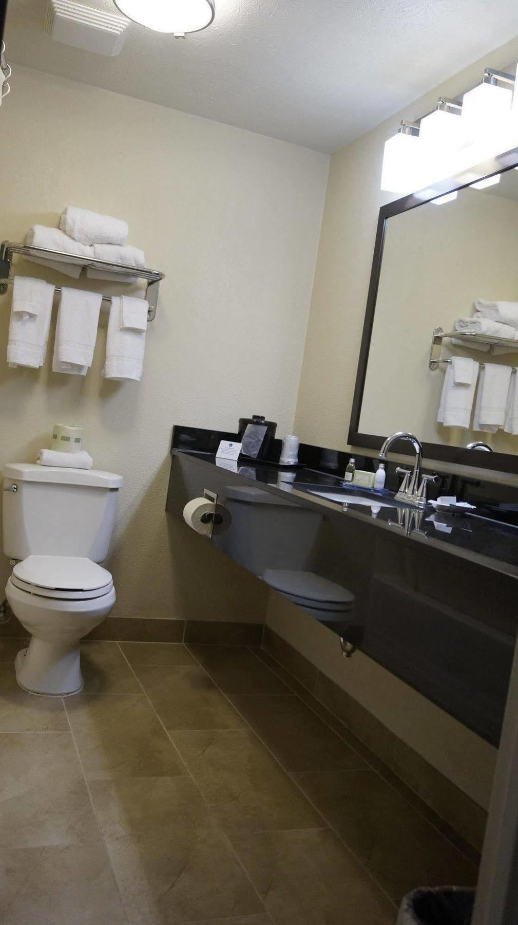 Best Western Airport Inn & Suites Cleveland Brook Park Eksteriør bilde