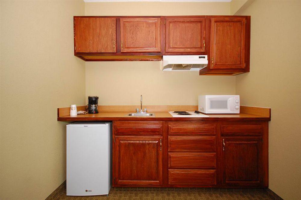 Best Western Airport Inn & Suites Cleveland Brook Park Eksteriør bilde